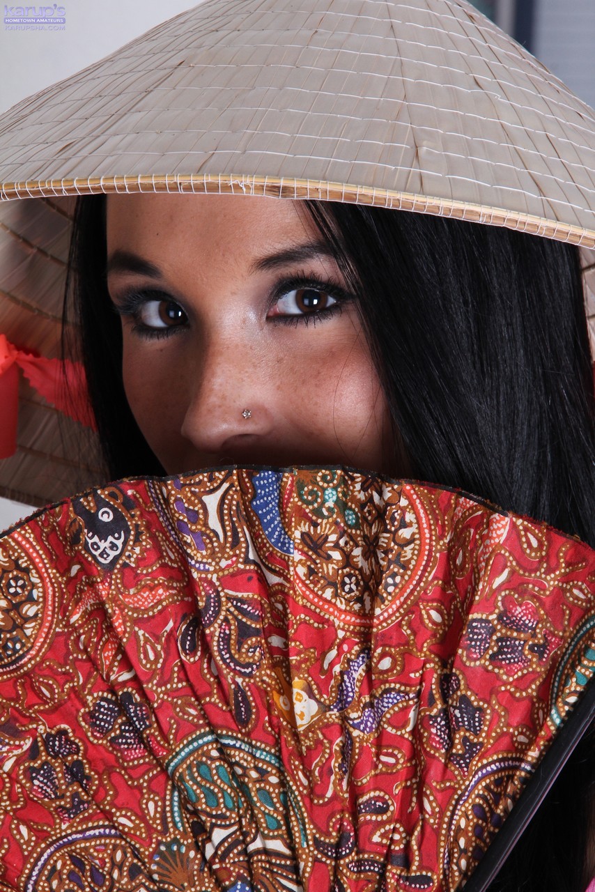 ルーシー スイート ブルネット ティーン が ファンタスティック な 体 を 見せ て 自分 の マンコ を 触っ て いる