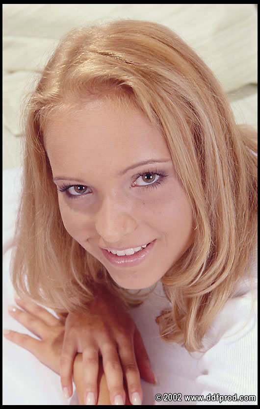 Blonde Adolescente Tiffany Diamond Goûte Une Bite Dure Et Du Sperme Collant Sur Le Lit