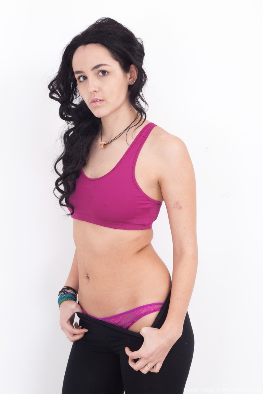 Morena Deslumbrante De Calcinha Transparente Abertando Suas Lábios Vaginais Peludos