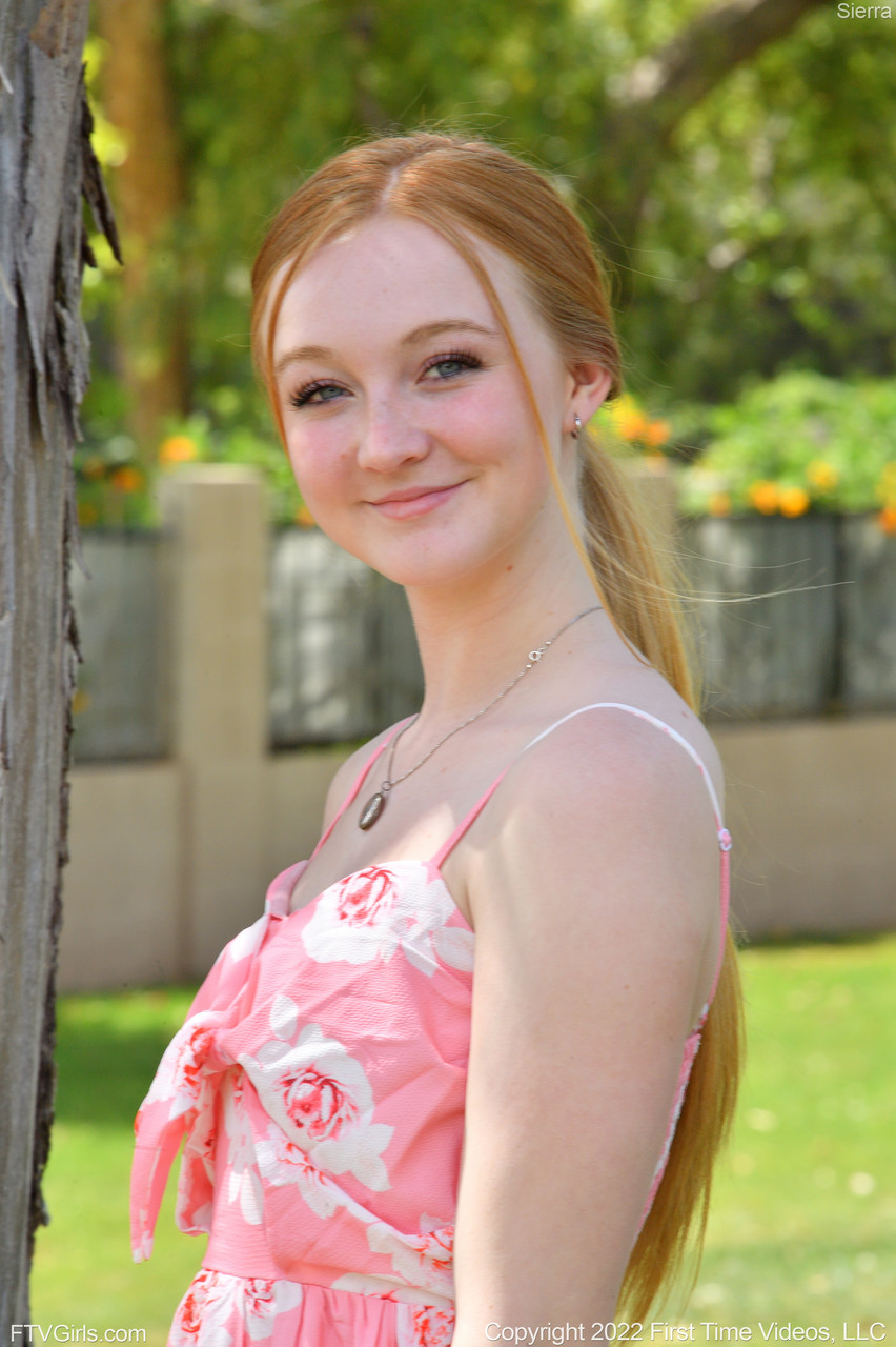 シエラは公共の場でナチュラルな胸を見せてからマスターベーションする