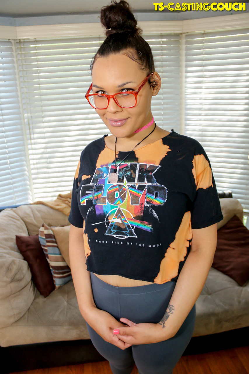 Curvy Shemale Daizy Blaze TSC Exibe Grande Traseiro E Pequeno Pênis