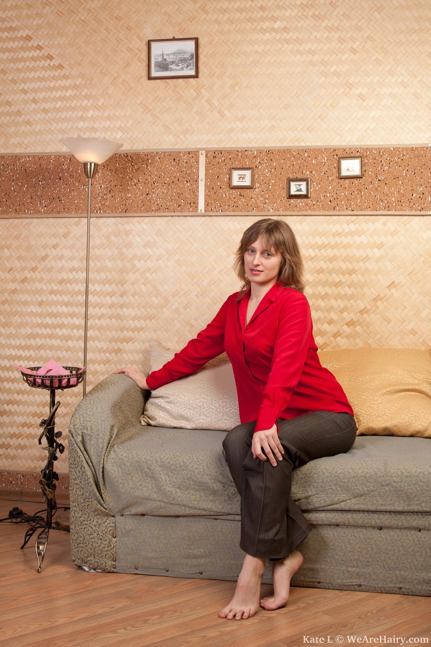 Любительница Kate L Снимает Красную Рубашку И Играет С Своей Пушистой Пиздой
