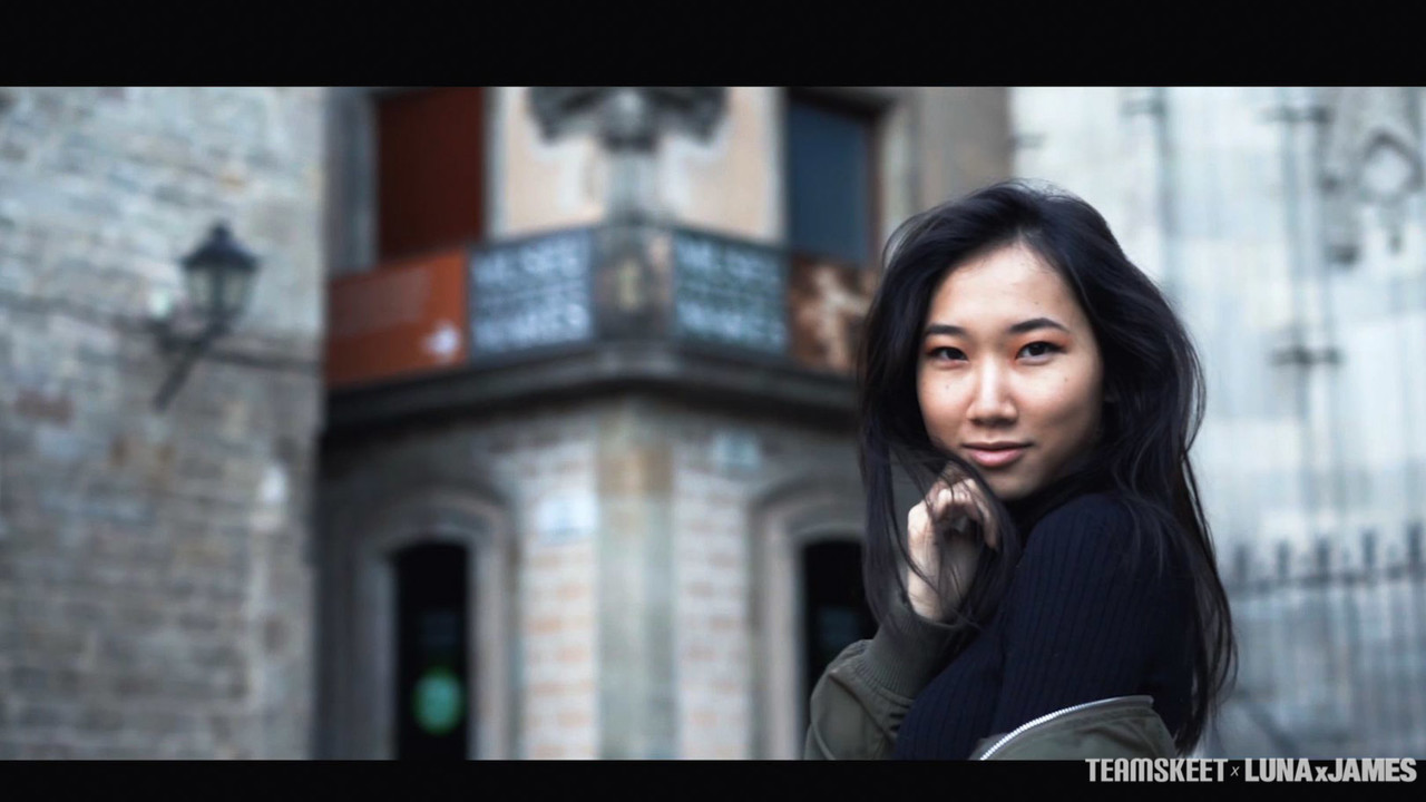 Luna X: 淫荡的亚洲女友自慰并被纹身男狂干