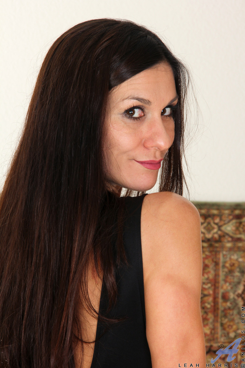 Magra Amadora Milf Leah Harris Se Despe E Dede Os Seus Dedos Na Sua Boceta Quente