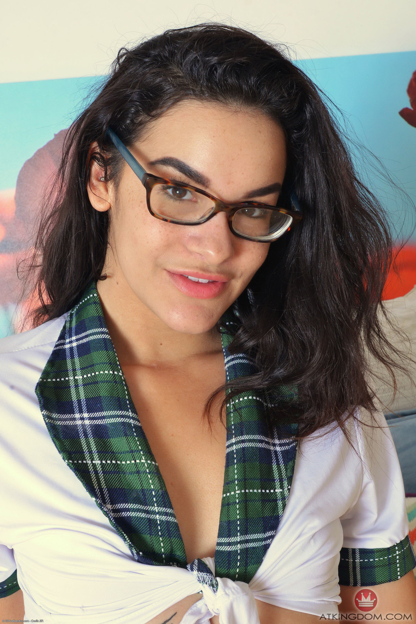 Atk 娇小 Eden Sin 的色情照片