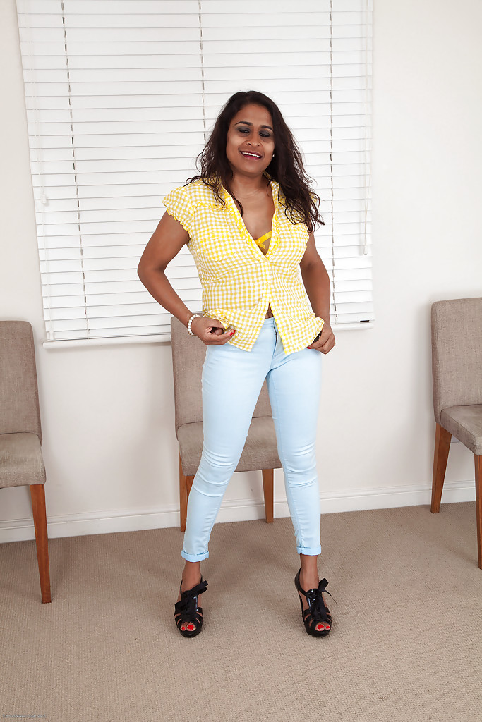 वासनात्मक वयस्क महिला स्तनों के साथ अपने बालों वाले योनि को नग्न और प्रदर्शित करती है