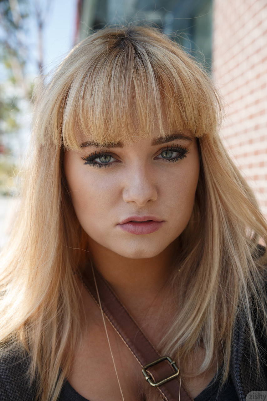 अमेरिकी किशोरी ग्वेन स्टैनबर्ग सार्वजनिक में नकली चूचियाँ और पैंटी दिखाती है