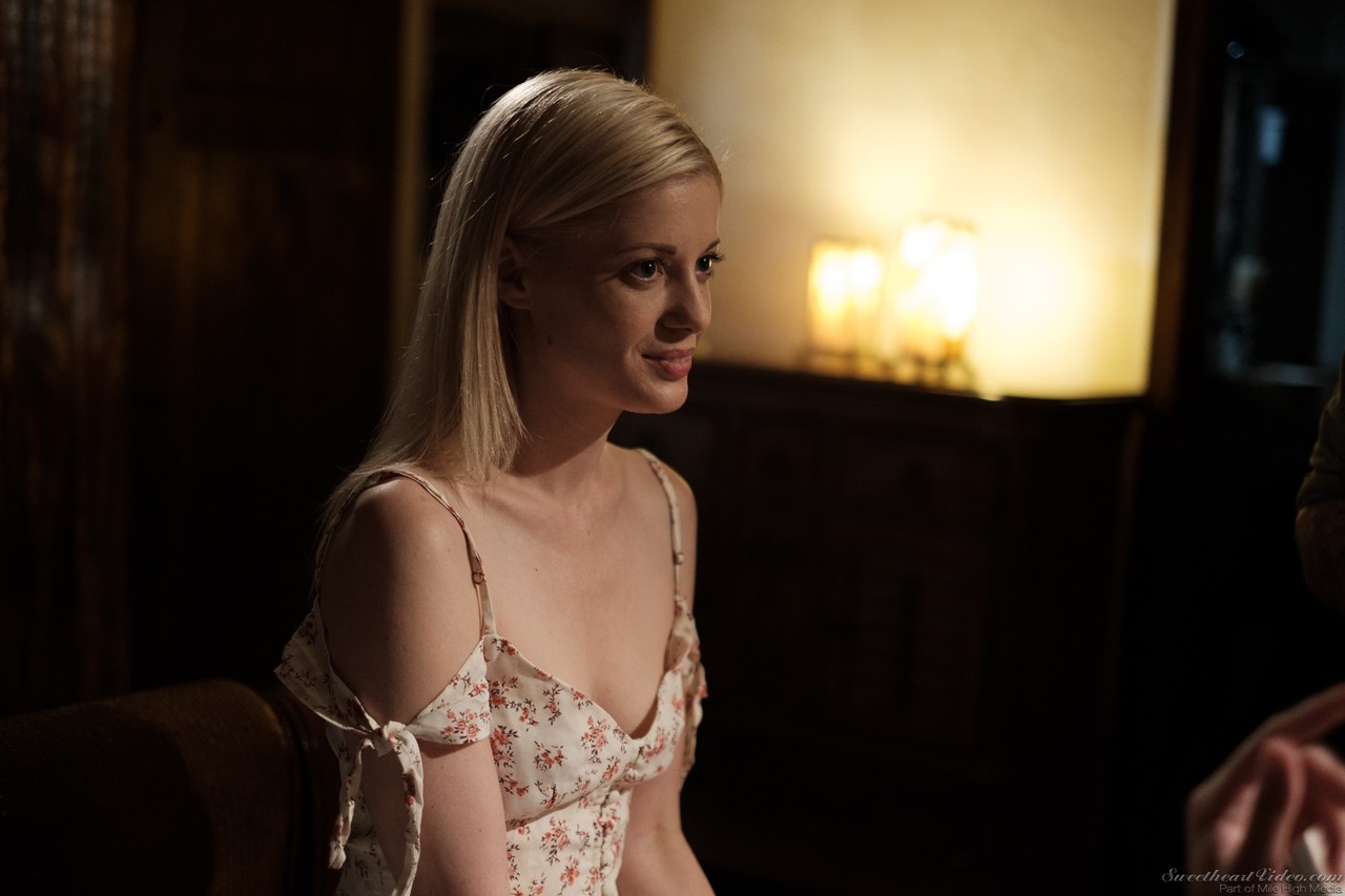 Jeunes Belles-Sœurs Charlotte Stokely Et Ella Reese Se Lèchent La Chatte Nues Au Lit