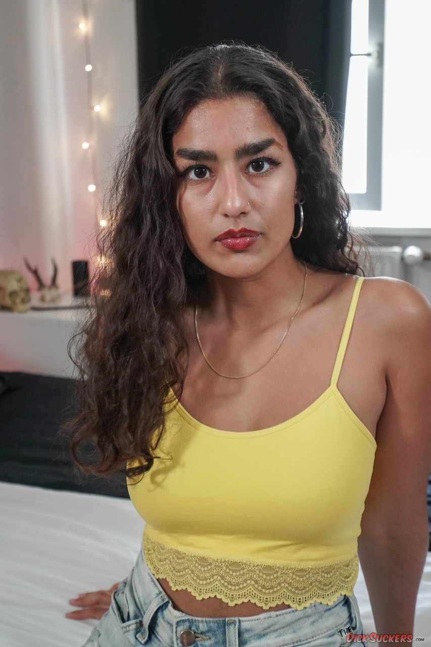 波浪のようなブラウンの髪の女が服を脱いで、巨大なペニス前に膣をこすります