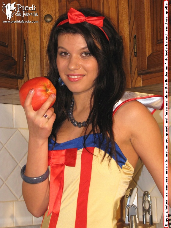 Jeune Brune Libère Ses Pieds En Bas-Couverts De Ses Chaussures Tout En Étant Habillée