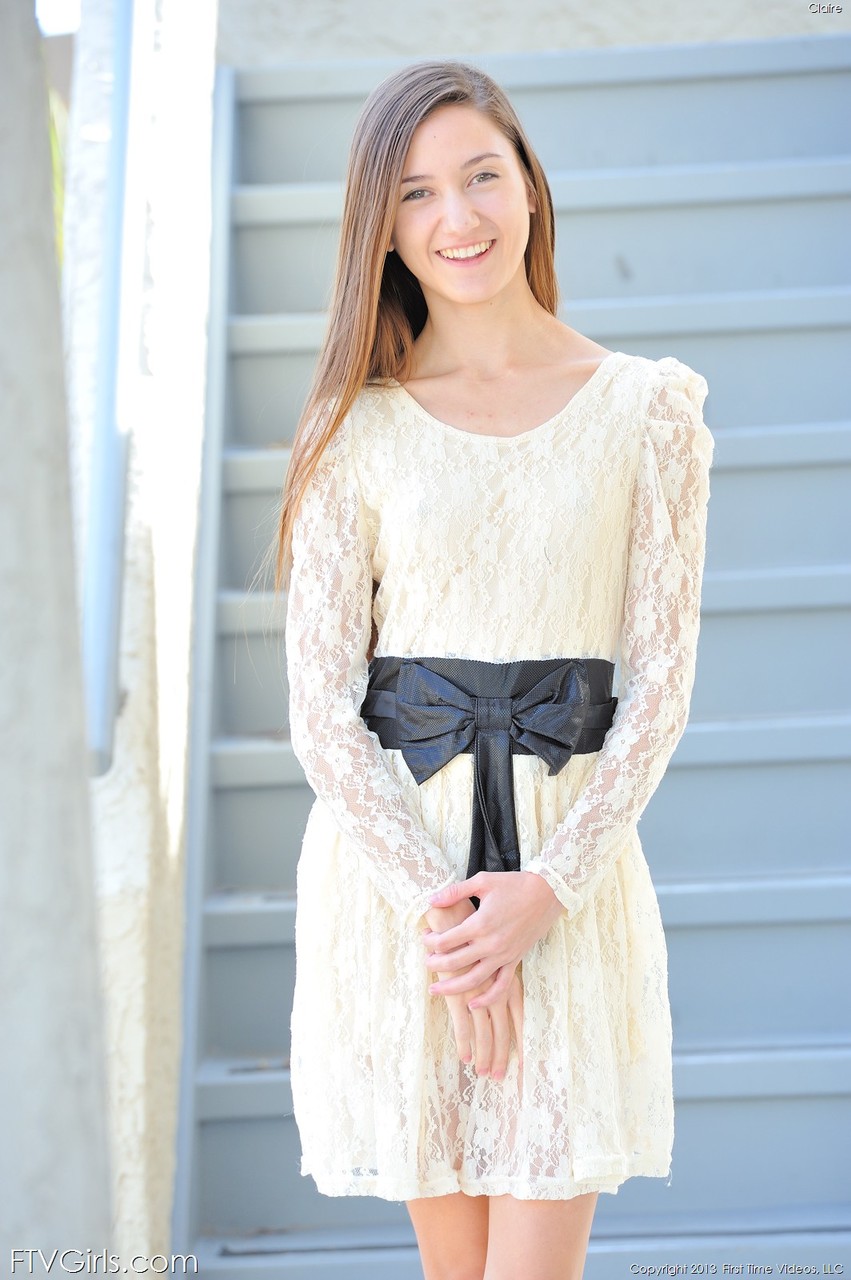 Amateur Claire Strips Naked In Public And Shows Her Flexibility