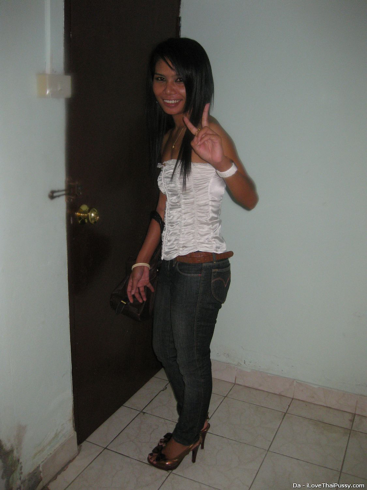 المراهقة التايلاندية تغطي نفسها بعد ممارسة الجنس بدون وقاية مع سائح