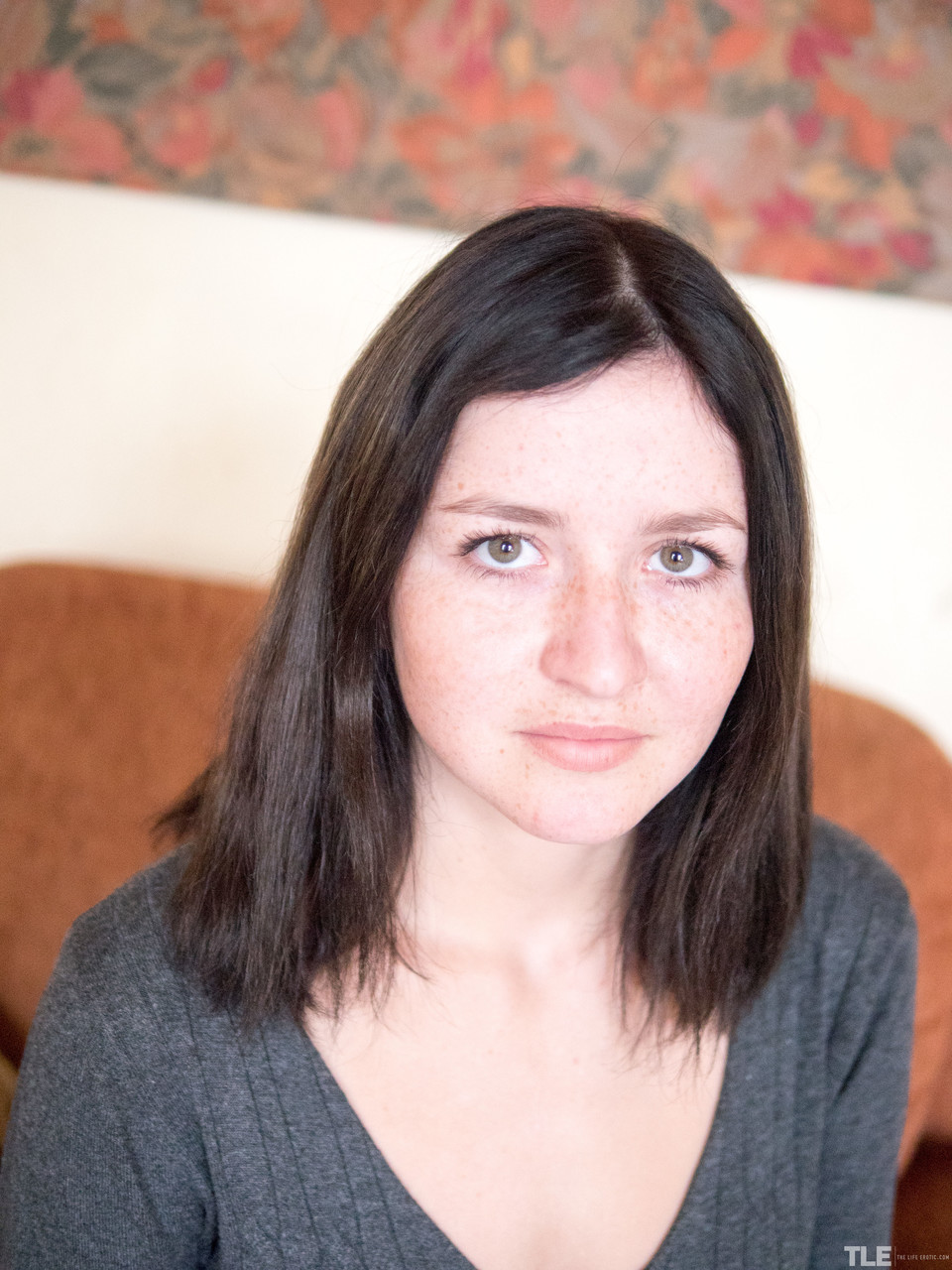 业余爱好者美女米拉K撕破丝袜触摸美味的阴道