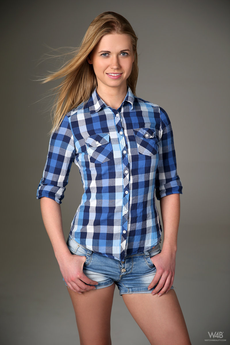 सोलो किशोर मॉडल वायोलेट पिंक फ्लैट छाती दिखाती है फिर शॉर्ट्स उतारती है