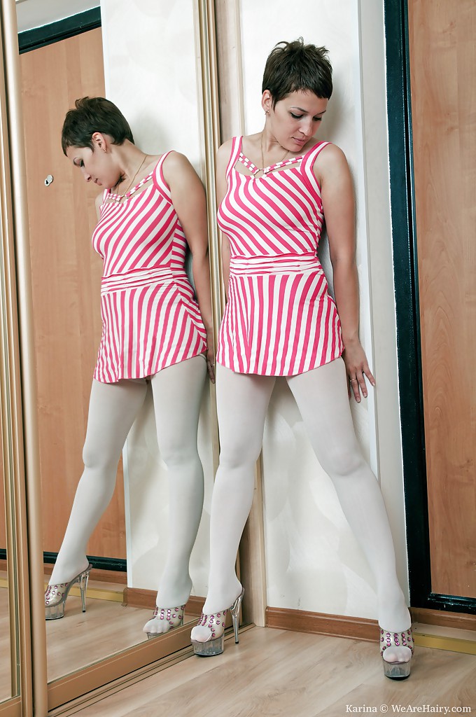 मीठी करीना सफेद मोज़ों में स्ट्रिप करती और फैलती है