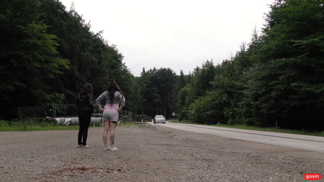 狂野户外4P与放荡熟女Adrienne Kiss和Lolita的硬核激战