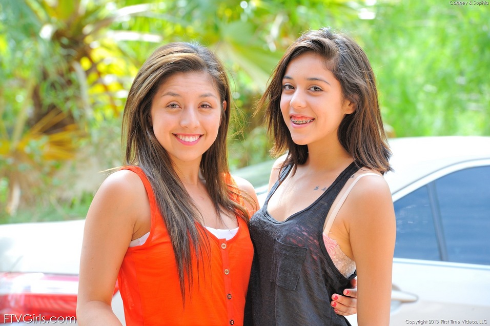 可爱少女穿牛仔裤脱光露出剃毛小穴和娇小奶子