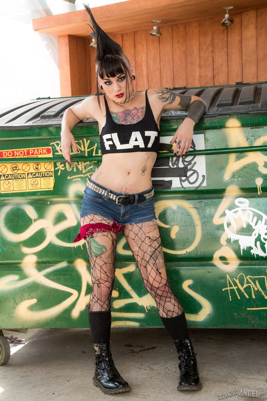 阿米莉亚·戴尔，纹身朋克摇滚歌手，莫霍克发型下全裸脱衣