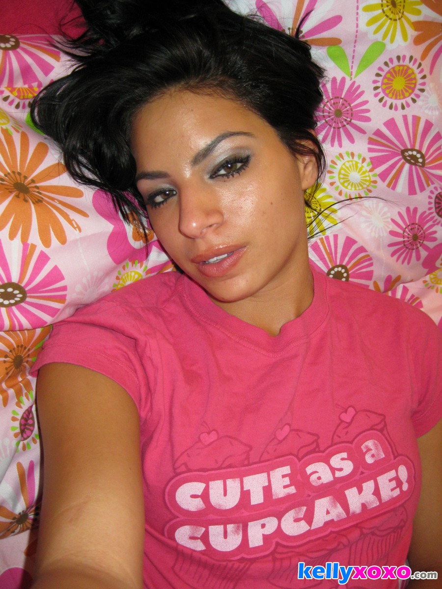 كيلي زوزو تلتقط صورة ساخنة لمؤخرتها الجذابة وكسها اللحمي