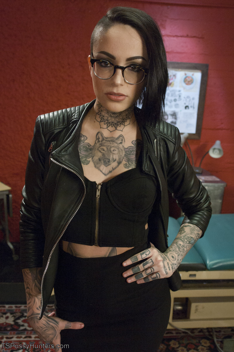 Chanel Santini É Despida E Fodida Pela Tatuadora Lésbica Leigh Raven