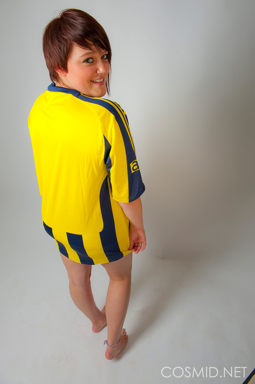 فلاشينغ سمينة سيان تداعب ثدييها المترهلَين الكبيرَين في ملابسها الداخلية