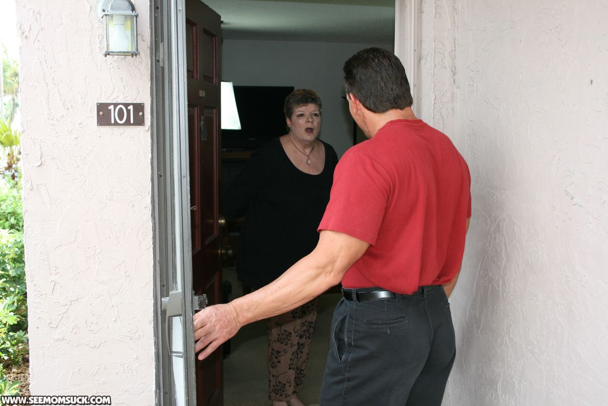 黒髪十代とぽっちゃりママのフェラ3P