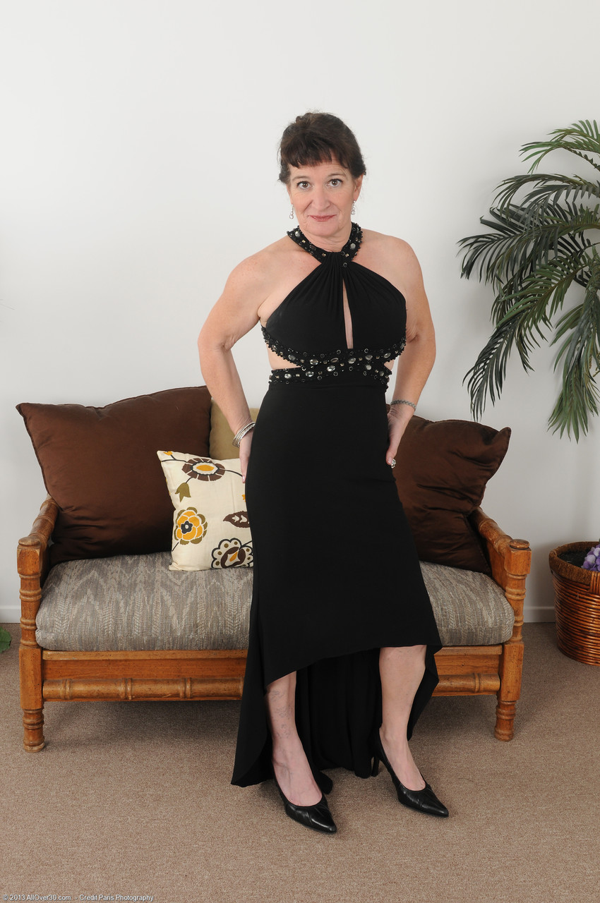 漂亮的成熟女人安娜D脱到高跟鞋并揉搓她的粉色屄